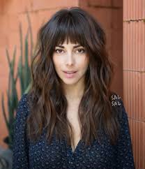 Taglio corto scalato per capelli ricci con frangetta . 1001 Idee Per Frangia A Tendina Da Indossare Nel 2020