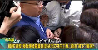 何穎怡的大耳朵-  我昨日在網路上看到有人罵鍾佳濱「性騷噁男」。這句話原本出自國民黨立委陳菁徽，現在網路傳開。這已經是她第二次控訴鍾佳濱在議事衝突時性騷她。  之前，王鴻薇也曾兩度指控洪申翰推她，碰她胸部。 之前，陳玉珍衝突到一半，自己拉下夾克拉鏈。 之前 ...