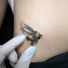 Watch The Best Youtube Videos Online A Beeutiful Little Bumble Bee For My Client Today I Was Buzzing To Do This One Beautiful Tattoos Bug Tattoo Bee Tattoo