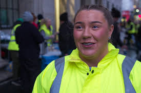 Obair an-chrua atá ann. Bíonn daoine ag teacht aníos ag caoineadh, ag rá:  níl teach agam, tá na páistí ar na sráideanna'