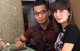 Bagaikan dah move on dengan hubungan coach yin, sajat dilihat ada memuat naik bersama jejaka baru yang dikatakan berasal dari lebanon. Video Nur Sajat Dan Coach Yin Rujuk Semula Selepas Beberapa Hari Putus Cinta