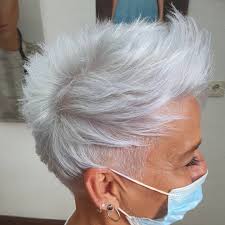 Beim klassischen schnitt werden die haare an den seiten und am hinterkopf sehr kurz geschnitten wie bei einer elfe. Flott Kurz Frech In Super Hell Friseur Schnittpunkt Facebook