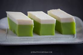 Siapkan pisang raja atau kepok yang tua sebagai salah satu bahan utamanya. Kuih Kue Talam Pandan Steamed Coconut Pandan Cake