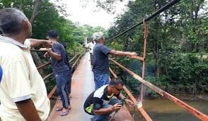Kalimat tersebut singkat, namun maknanya dapat tergambar dengan sangat jelas. Gotong Royong Baiki Jambatan Gantung