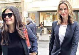 Eski manken demet şener ile eski milli basketbolcu i̇brahim kutluay anlaşmalı olarak evliliklerini noktaladı. Demet Sener In Avukati Zevkli Bir Bosanma Yasiyoruz Sipsak Haberleri