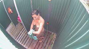 Junge Mutter Nackt duschen in der Öffentlichkeit