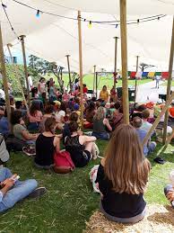 Le festival terre d'echanges est un ensemble de concerts, activités ludiques, marché des créateurs et ateliers artistiques qui se déroule sur deux jours, les 16 et 17 juin, au plan d'eau de verruyes (79). Un Voyage Vers La Grotte Qui Chante Festival De La Terre 2018 L Animatelier