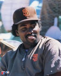 On this day in 1988, Tony Gwynn passed Dave Winfield to become the Padres  all-time hit leader. #MrPadre ‪Look back