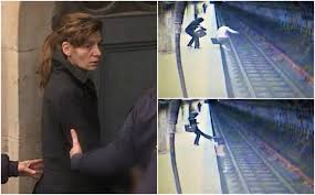 In plan mai indepartat se vede un martor. Fata De La Metrou A Murit Pentru CÄ Cea Care A Atacat O A Fost DeranjatÄ De Muzica Din CÄsti Detalii CutremurÄtoare