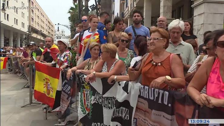 En boca de todos: Los vecinos de Ceuta reciben con gritos e insultos a  Pedro Sánchez a su salida del Ayuntamiento: “El títere de Marruecos” Video  | Mediaset Infinity