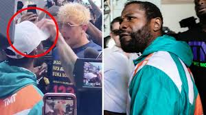 Disgraced vlogger logan paul faced off against fellow youtuber olajide ksi olatunji for a sold out boxing match in manchester, uk on saturday, while their respective brothers, jake paul and oladeji deji olatunji, traded blows in an undercard. Floyd Mayweather Jake Paul Brawl After Logan Paul Face Off