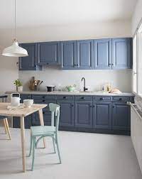 Comment repeindre des meubles de cuisine en chêne vernis ? Relooker Une Cuisine Rustique 7 Astuces Pour La Moderniser