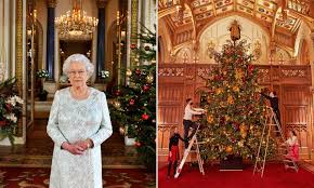 Homemade wooden christmas decorations don't have to be complicated to make! The Queen Installs Six Christmas Trees Including One Of 20ft At Home With Prince Philip Hello