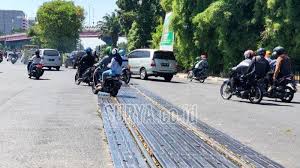 Kereta yang satu ini memang bener bener gada akhlak guys, udah punya jalur sendiri, eh malah main jalan raya yang menghubunungkan kota mataram dan kabupaten lain serta dari dan manuju bandara di pulau. Ada Perbaikan Rel Ka Stasiun Wonokromo Mulai 4 Juli 2020 Ini Jalur Alternatif Yang Bisa Dilalui Surya