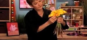 The varieties of calla lilies are so attractive, you can make any bridal bouquet design with them. How To Make A Calla Lily Hand Tied Bridal Bouquet Flower Arrangement Wonderhowto