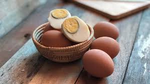 Jumlah kalori dalam telur sebenarnya tak cuma dihitung berdasarkan berat telur mentahnya. Apakah Telur Rebus Bisa Menangkal Corona Cek Faktanya