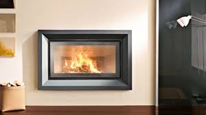 I rivestimenti caminetti moderni possono essere realizzati in materiali innovativi e originali come vetro, metalli laccati o acciaio inox, a seconda dell'impatto stilistico ed estetico che si desidera ottenere. Caminetti Moderni Edilkamin Rivestimenti Design Da Riscaldamento