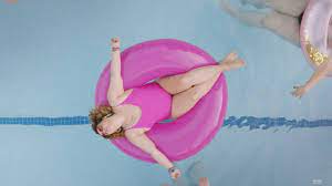 Please subscribe to roszproduction the story behind the mv the woman had to break up with the man because she don't want to break his heart.she is in love with someone else but is afraid to hurt him.the man decided to kill himself by taking pills. Women Crash The Pool Party The New York Times
