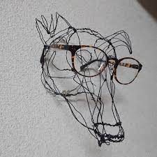 お題 片付けが出来ない人の為の 眼鏡をかけたくなる 眼鏡かけ 愛犬バスキアの顔を作ってみたものの 首だけって剥製みたいで気に入らず 放置してた作品 ふと思い付いて仕事用のメガネをかけてみた ピッタリ 笑 レンズが傷付かないように工夫しないとなー