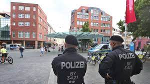 Ein unbekannter hat zwei menschen in erfurt mit einem messer angegriffen und verletzt. Showsvlmb0wdqm