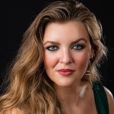 Stephanie Farina's Instagram, Twitter & Facebook