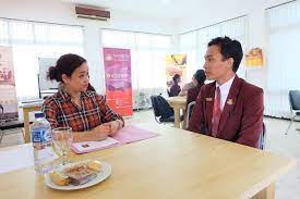 Coba perkenalkan diri anda, adalah kalimat hayooo, coba dijawab. Pertanyaan Interview Training Di Hotel Wawancara Kerja Di Bidang Perhotelan Ini Kuncinya Jobstreet Indonesia Ada 6 Pertanyaan Interview Yang Sering Ditanyakan Ketika Proses Hr Interview Camden Fernandez