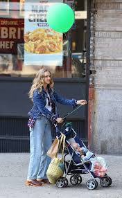Amanda seyfried, britt robertson, paul giamatti and others. A Mouthful Of Air 2021