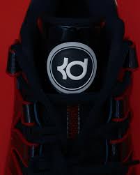 Kevin Durant debuted his Paris Saint-Germain-inspired Nike KD 18 PE against the Spurs ⚽️🏀 The PE celebrates KD's partnership with PSG as a minority stake holder 🤝 @nicekickshoops 📸: @uninstructedvision