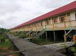 Rumah klasik yang merupakan tempat bersejarah di sarawak ini turut memegang rekod sebagai rumah rumah panjang ini terletak di kaki bukit borneo highland dan jaraknya dari kuching adalah lebih kurang 90 km. Iban Longhouses Rumah Panjang Rumah Panjai Outdoor Decor Outdoor Structures Pergola