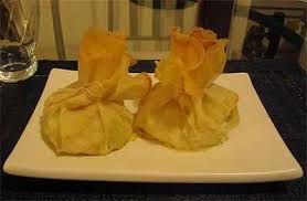 Préparée en quelques minutes seulement pour une entrée, en plat accompagné d'une salade de saison ou en snack. Recettes D Aumonieres Avec Des Feuilles De Brick Les Recettes Les Mieux Notees