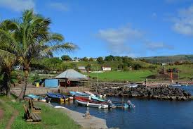 En su vecindad (unos 400 km) se encuentra la deshabitada isla chilena de sala y gómez (0,12 km2), mientras que el aeropuerto está ubicado en la parte sur de la isla, cerca de la ciudad de hanga roa, y es el único punto de entrada. Hanga Roa Unica Poblacion Y Capital De Isla De Pascua