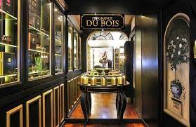 Profumerie Di Nicchia Italy Le Fragranze Possono Essere Piu Di Un Piacevole Accessorio Un Grande Profumo E Un Opera D Arte Pietre Miliari Opere D Arte Lusso