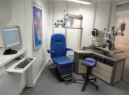 Mann, ich sag dir was, schau sie dir an, sie sieht aus, als wäre sie 19 jahre alt und sitzt da wie eine kleine dame mit gekreuzten beinen. Augenoptik Schauer In Hallein Optiker Meisterstrasse