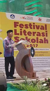 Membuat poster poster yang berisi ajakan, motivasi atau kata mutiara digantung dan ditempel di beberapa sudut kelas. Kemendikbud Selenggarakan Festival Literasi Sekolah Kanigoro Newsline