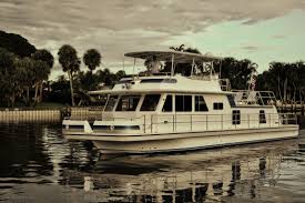 From our current listings, the average number of passengers that houseboats can take is 55 people with a maximum of 55. Gibson Boats