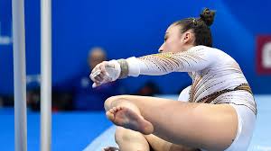 De belgische turnsters startten in de finale met de oefening op de balk en die liep niet meteen van een leien dakje. Derwael Maakt Val In Brugfinale Goed Met Goud Op Balk Europese Spelen Sporza