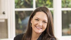 Lisa Pounds's Instagram, Twitter & Facebook