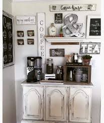Un Coffee Bar En Blanco Con Detalles Y Mensajes En Todas Partes Es Un Bello Y Util Detalle Para Tu De Cafeteria En Casa Barras De Cafe En Casa Cafe Bar