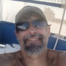 People post their stories and it provides a good cross section of life  experiences that you can most likely identify with. It helps you to  understand others have similar problems, opinions, etc.