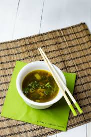 Il miso è un condimento della tradizione orientale e macrobiotica, ottenuto, nella sua versione base, dalla fermentazione dei fagioli di soia gialla, con acqua e sale. Zuppa Di Miso Ricetta Della Salute Veloce Come Preparare
