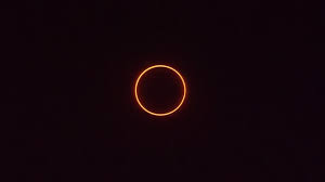 Dans ce cas de figure, la lune ne fait disparaître que partiellement l'astre solaire. 4f2bf5suevtn2m