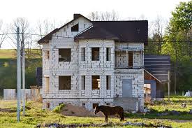 Desain pagar rumah ini cukup unik, pagar dibaut dari kayu dan ditata berseling dengan batu alam kasar yang disusun sedemikian rupa dalam jaring besi. Pagar Rumah Minimalis Hebel Content