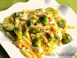 Pasta con i cavolini di bruxelles. La Voglia Matta Fusilli Con Cavoletti Di Bruxelles Speck E Pinoli
