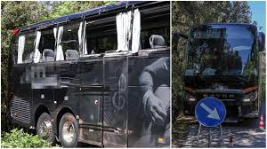 Pullman della scuola in gita ha un incidente in collina: studenti feriti per i vetri rotti dai rami