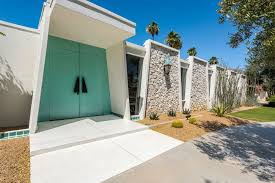 The fabled rat pack retreat and cradle of midcentury california modernism has regained its prerecession vitality, riding a wave of energy and interest not seen since the city's postwar heyday. 1960s Palm Springs Pad Is An Indoor Outdoor Dream For 1 9m Curbed