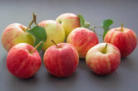 Apel adalah buah yang populer, mengandung antioksidan, vitamin, serat makanan, dan berbagai nutrisi lainnya. Kumpulan Gambar Apel Segar