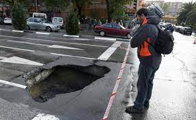Toda la actualidad al instante: Un Socavon De Cuatro Metros Se Traga Un Coche En Madrid El Norte De Castilla