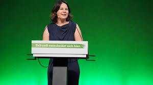 Dezember 1980 in hannover) ist eine deutsche politikerin (bündnis 90/die grünen). Annalena Baerbock Frau Jung Grun Feindbild Nurnberger Blatt
