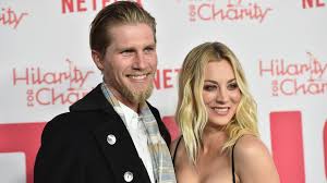 Kaley cuoco uberrascht mit neuer haarfarbe. Schnipp Schnapp Kaley Cuoco Zeigt Neue Frisur Promiflash De