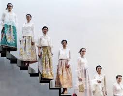 Mau model sarimbit pasangan, keluarga, model banyak aksesori, kasual, bohemian, ada klasik, vintage shade, atau pun model lainnya. Inspirasi Gaya Kebaya Modern Ala Bazaar